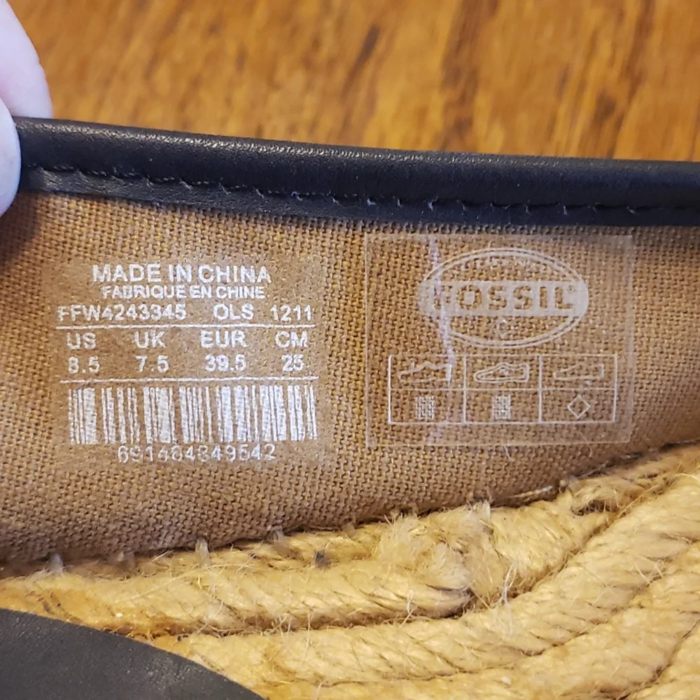 Fossil Olive/Navy Flats Size 8.5